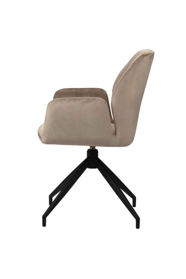 Zijaanzicht van een beige, beklede stoel met armleuningen en een hoge rugleuning. De stoel heeft een zwarte draaivoet met vier slanke poten.