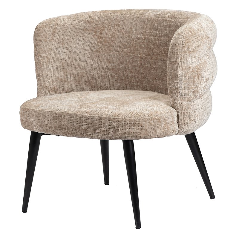 Een beige getextureerde fauteuil met een ronde rugleuning en een gewatteerde zitting. Het heeft vier taps toelopende zwarte poten, wat het een moderne en elegante uitstraling geeft.