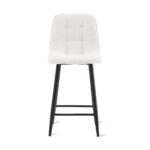 Een witte, gecapitonneerde barkruk met een gecapitonneerde rugleuning en zwarte metalen poten staat gecentreerd tegen een effen achtergrond. De kruk heeft een eenvoudig, modern ontwerp met een ondersteunende maar minimalistische look.