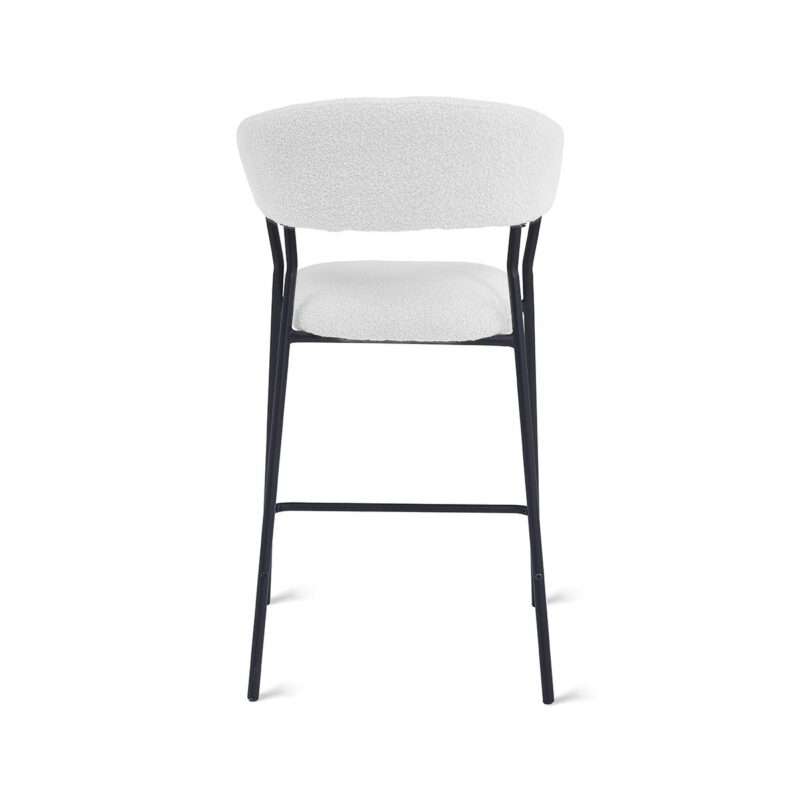 Achteraanzicht van een moderne barkruk met een witte, gewatteerde rugleuning en zitting. Het heeft een strak zwart metalen frame en poten, wat het een minimalistisch en eigentijds design geeft. De kruk staat tegen een effen witte achtergrond.