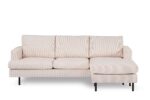 Een crèmekleurige L-vormige sectionele bank met drie zitkussens en een chaise longue aan de rechterkant. Het heeft zwarte poten en een minimalistisch design, tegen een effen witte achtergrond.