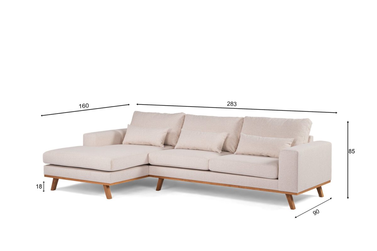 Een beige L-vormige sectionele bank met houten poten. Het heeft drie rugkussens en twee kleine kussens. Afmetingen zijn aangegeven: 283 cm lang, 90 cm diep, 85 cm hoog, met een chaise longue van 160 cm lang en 18 cm hoog.