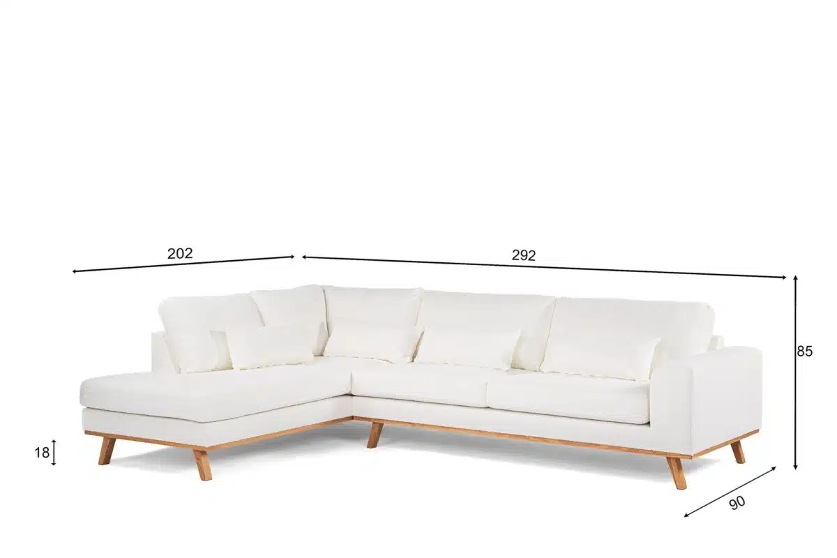 Een witte L-vormige sectionele bank met houten poten op een witte achtergrond. De bank wordt geleverd met verschillende kussens en heeft afmetingen die de lengte en hoogte aangeven: 202 cm, 292 cm, 90 cm, 85 cm en 18 cm.