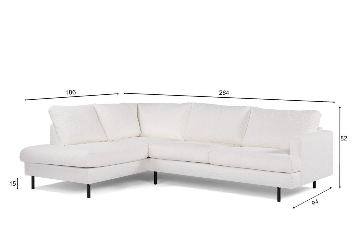 Witte L-vormige sectionele bank met vijf kussens. Afmetingen afgebeeld: 186 cm lengte aan de linkerkant, 264 cm lengte aan de rechterkant, 82 cm hoogte, 94 cm diepte en 15 cm poothoogte. Bank heeft slanke zwarte poten.