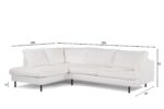Witte L-vormige sectionele bank met vijf kussens. Afmetingen afgebeeld: 186 cm lengte aan de linkerkant, 264 cm lengte aan de rechterkant, 82 cm hoogte, 94 cm diepte en 15 cm poothoogte. Bank heeft slanke zwarte poten.