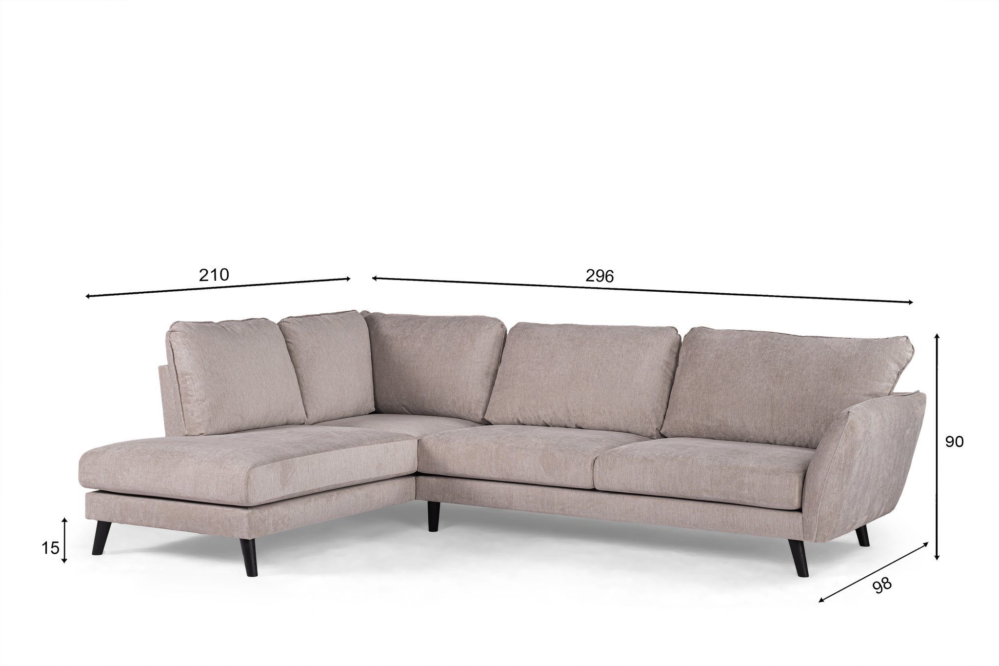 Een beige L-vormige sectionele bank met drie hoofdkussens en een chaise longue aan de linkerkant. De bank heeft zwarte poten en de afmetingen zijn aangegeven: lengte 296 cm, diepte 210 cm, hoogte 90 cm en zithoogte 15 cm.