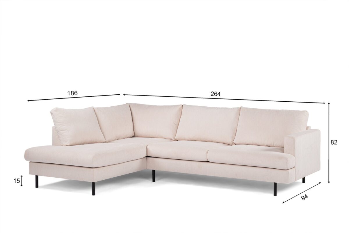 Een beige sectionele bank met strakke lijnen en zwarte poten. Inclusief chaise longue aan de linkerkant. Afmetingen worden aangegeven als 186 cm breedte voor de chaise longue, 264 cm totale breedte, 94 cm diepte, 82 cm hoogte en 15 cm poothoogte.