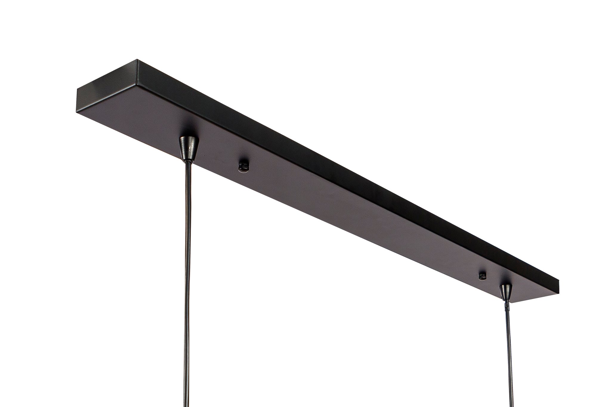 Een lange, rechthoekige, zwarte metalen plafondlamp met twee snoeren die naar beneden hangen. Het heeft een strak en modern design, bevestigd aan een wit plafond.