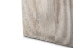 Close-up van de hoek van de 3 zits bank CL L+R in stof Lincoln 83 (RIB920 naturel), met de nadruk op de verticale ribbels en zachte textuur van het beige ribfluweel tegen een witte achtergrond.