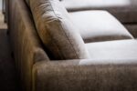 Close-up van de 3 zits bank CL L+R in Savannah stof, S520 taupe, met nadruk op de rugleuning en armleuning met gedetailleerde beelden van de textuur en stiksels van de zachte bekleding.