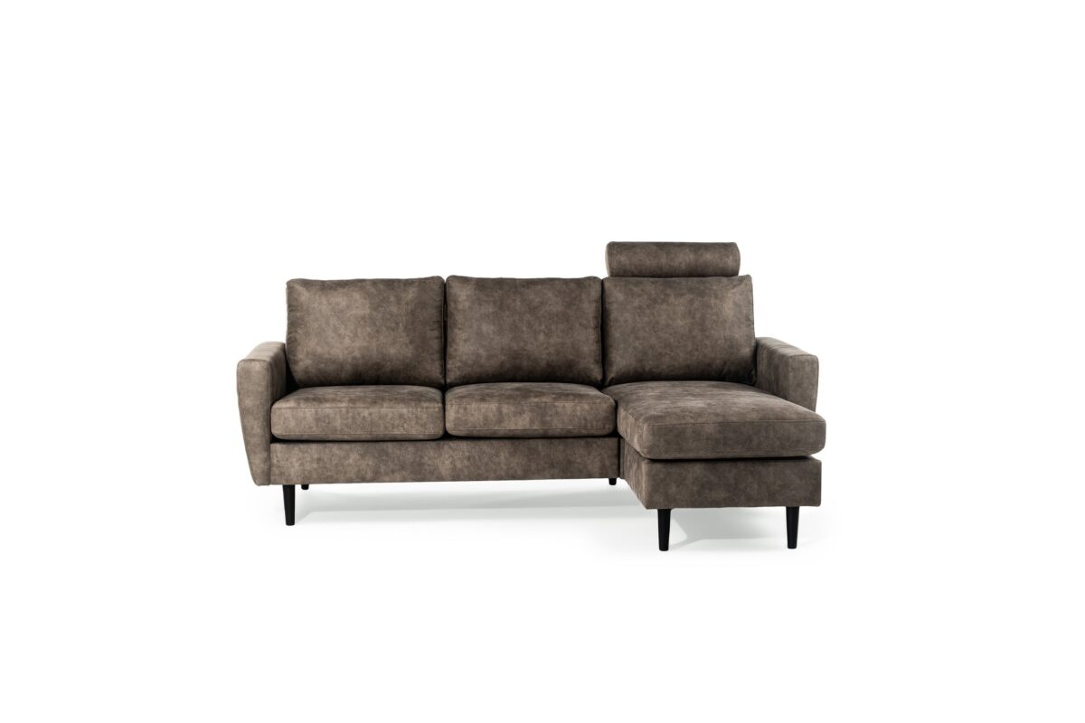 Een bruine, driezits sectionele bank met een chaise longue aan de rechterkant en een hoofdsteun. De bank heeft een modern design met strakke lijnen en zwarte poten, geplaatst tegen een witte achtergrond.