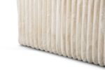 Close-up van de 3 zits bank CL L+R, bekleed met Vito 23 D460 beige stof, die een zacht crèmekleurig, gestructureerd oppervlak toont met pluchen verticale ribbels voor een warm en comfortabel gevoel.