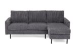 Grijze corduroy L-vormige sectionele bank met drie kussens en een chaise longue aan de rechterkant. Het heeft slanke zwarte metalen poten en een modern design. De bank staat tegen een witte achtergrond.