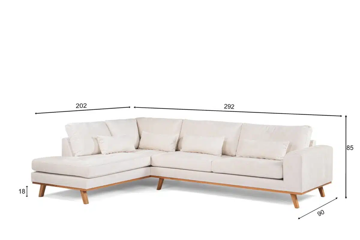 Een moderne, lichtgekleurde L-vormige bank met houten poten, geplaatst tegen een witte achtergrond. Het heeft drie zitkussens, vier rugkussens en twee sierkussens. Afmetingen zijn aangegeven: lengte 292 cm, breedte 202 cm, hoogte 85 cm en zithoogte 18 cm.