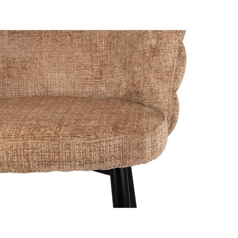 Close-up van een stoel met een getextureerde bruine stoffen zitting en rugleuning. De stoel heeft een ronde vorm en wordt ondersteund door zwarte metalen poten. De stof heeft een geweven patroon, wat hem een gezellige uitstraling geeft.