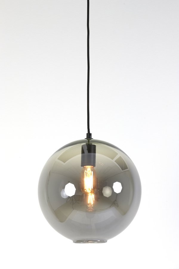 Een bolvormige hanglamp met een transparante glazen kap die aan een zwart snoer hangt. Binnenin gloeit een zichtbare gloeilamp, die een warm licht creëert. De lamp staat tegen een witte achtergrond.