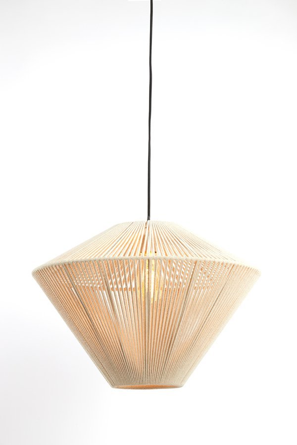 Een geometrische hanglamp met een diamantvorm, met een geweven snoerontwerp in een natuurlijke kleur. Het hangt aan een zwart snoer tegen een witte achtergrond, met een zachte gloed die van binnenuit straalt.