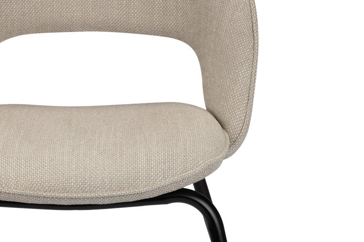 Een close-up van een moderne stoel met een beige stoffen zitting en rugleuning, ondersteund door een strak zwart metalen frame. De stoel heeft een minimalistisch ontwerp met een gebogen rugleuning, wat een eigentijdse en stijlvolle look creëert.