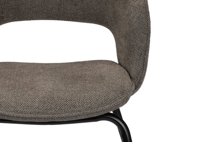 Close-up van een moderne stoel met een getextureerde grijze stoffen zitting en rugleuning. De stoel heeft een gebogen ontwerp en een zwart metalen frame.
