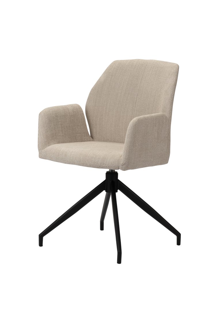 Beige gestoffeerde stoel met een gebogen rugleuning en armleuningen, ondersteund door een zwarte, vierpotige draaivoet. Het ontwerp combineert comfort en moderne esthetiek.