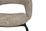 Close-up van een moderne stoel met getextureerde beige en bruine stoffen bekleding. De zitting en een deel van de rugleuning zijn zichtbaar, gemonteerd op een zwart metalen frame met een strak, minimalistisch ontwerp.