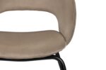 Close-up van een beige gestoffeerde stoel met een gebogen rugleuning en zwarte metalen poten, tegen een witte achtergrond.
