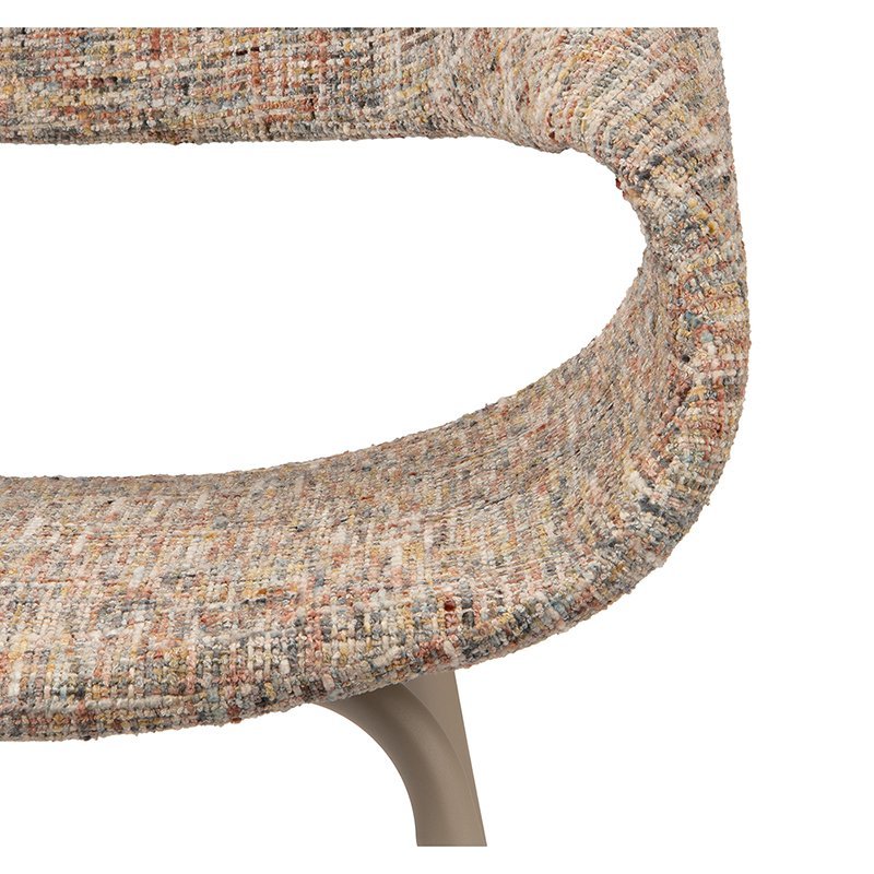 Close-up van een moderne stoel met een getextureerde, veelkleurige stoffen rugleuning en een gewatteerde zitting. Het frame en de poten zijn gemaakt van strak, beigekleurig metaal, wat een mix van stijl en comfort laat zien.