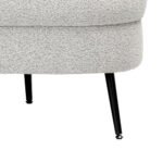 Close-up van een moderne stoel met getextureerde lichtgrijze bekleding en strakke zwarte metalen poten. Het ontwerp heeft een ronde zitting met licht taps toelopende poten, wat een minimalistische en eigentijdse stijl benadrukt.