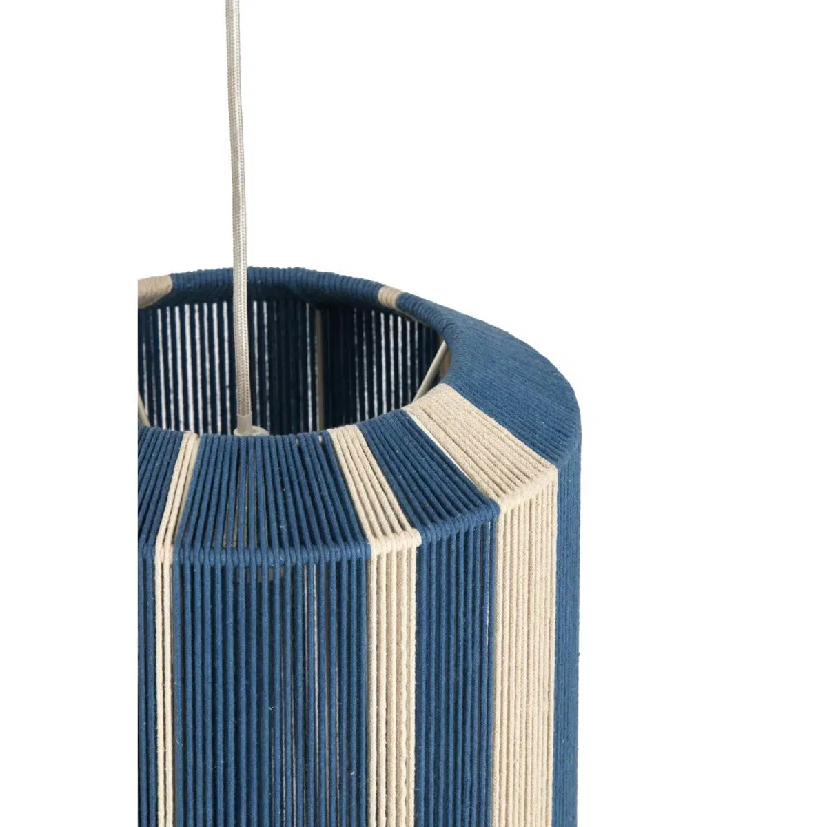 Close-up van een hangende lamp met een cilindrische vorm. De lampenkap heeft verticale blauwe en witte strepen, gemaakt van een geweven materiaal met textuur. Een snoer loopt van bovenaf om op te hangen.