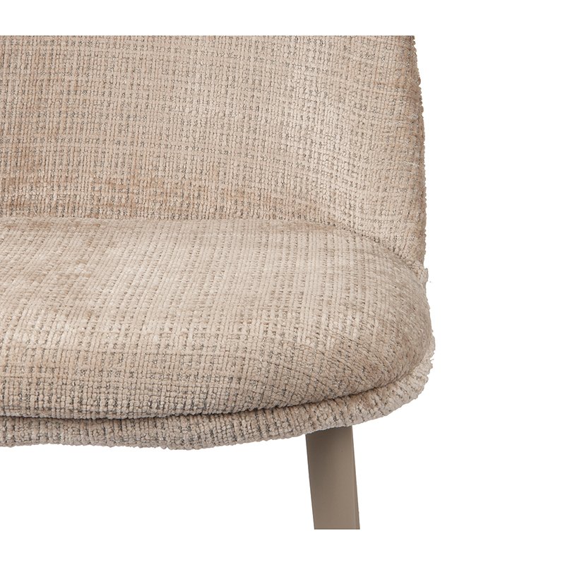 Close-up van een beige gestoffeerde stoel met structuurstof. De rugleuning en het zitkussen van de stoel zijn zichtbaar, samen met een deel van een houten poot. De stof heeft een geweven patroon, wat hem een zachte en uitnodigende uitstraling geeft.