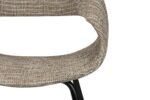 Close-up van een moderne stoel met een gebogen rugleuning en zitting. De stof heeft een getextureerd, geweven patroon in tinten bruin en beige. De stoel heeft slanke zwarte metalen poten.