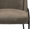 Close-up van een stoel met een getextureerde bruine stoffen bekleding en een zwart metalen frame. De focus ligt op de zitting en een deel van de rugleuning.