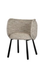 Een moderne stoel met een gebogen rugleuning en ronde zitting, bekleed met getextureerde beige stof. Hij heeft vier zwarte poten, wat zorgt voor een strakke en eigentijdse look.