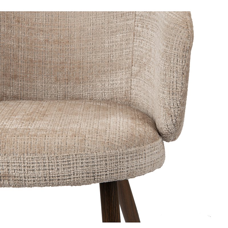 Close-up van een beige gestoffeerde stoel met een zitting en rugleuning van getextureerde stof. De stoel heeft een gebogen ontwerp en donkere houten poten die gedeeltelijk zichtbaar zijn aan de onderkant.
