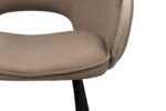 Close-up van een moderne stoel met een beige gewatteerde zitting en rugleuning, met een gebogen ontwerp en een zichtbare uitsparing aan de zijkant. De stoel heeft strakke zwarte poten, wat de eigentijdse stijl benadrukt.