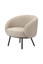 Een moderne beige gestoffeerde fauteuil met een gebogen, ronde rug en armleuningen. Het heeft een gewatteerde zitting en staat op vier slanke, zwarte metalen poten. De stoel staat tegen een effen witte achtergrond.