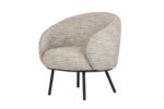 Een moderne, ronde, beige stoffen stoel met een gestructureerd patroon. Het heeft een gebogen rug en zitting, ondersteund door vier hoekige zwarte metalen poten, wat een strakke en eigentijdse look creëert.