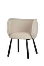 Een moderne beige stoel met een gewatteerde rugleuning en zitting. Hij heeft vier zwarte, lichtjes schuine poten. Het ontwerp van de stoel heeft een gebogen rugleuning en zittingranden, die comfort en stijl combineren.