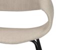 Close-up van een moderne beige stoffen stoel met een gebogen rug en zitting, ondersteund door zwarte metalen poten. De afbeelding legt de textuur van de stof en het minimalistische ontwerp van het meubilair vast tegen een witte achtergrond.