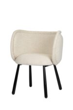 Een moderne stoel met een crèmekleurige gestoffeerde zitting en rugleuning. Hij heeft gebogen randen en staat op vier zwarte poten. Het ontwerp combineert comfort met een eigentijdse stijl.
