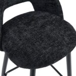 Close-up van de MFE-BC24HG-Antraciet Barkruk, die de zwarte zitting van geweven stof met textuur, een gebogen rugleuning en metalen poten laat zien. De glanzende bekleding vangt het licht en slechts een deel van de barkruk is zichtbaar in de afbeelding.