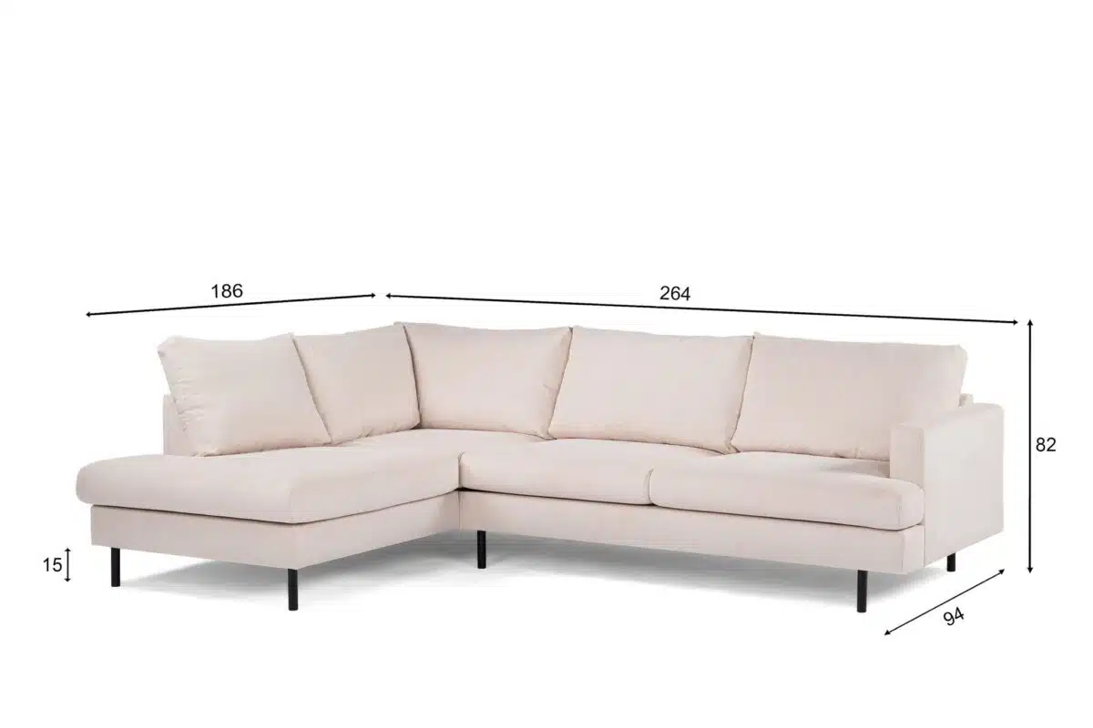 Een beige L-vormige sectionele bank met de volgende afmetingen: lengte 264 cm, breedte 186 cm aan de ene kant en 94 cm aan de andere kant. De hoogte is 82 cm. De zithoogte is 15 cm. De bank heeft zwarte poten en grote kussens.