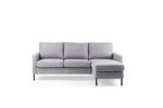 De 3 zits bank CL L+R, stof Valente V311 grijs is een lichtgrijze driezits sectionele bank met een chaise aan de rechterkant, slanke zwarte poten en een minimalistisch ontwerp, weergegeven tegen een effen witte achtergrond.