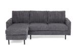 Een grijze corduroy L-vormige sectionele bank met dunne zwarte metalen poten. De bank heeft drie rugkussens en een verlengde chaise longue aan de linkerkant. De stof heeft een geribbelde textuur.