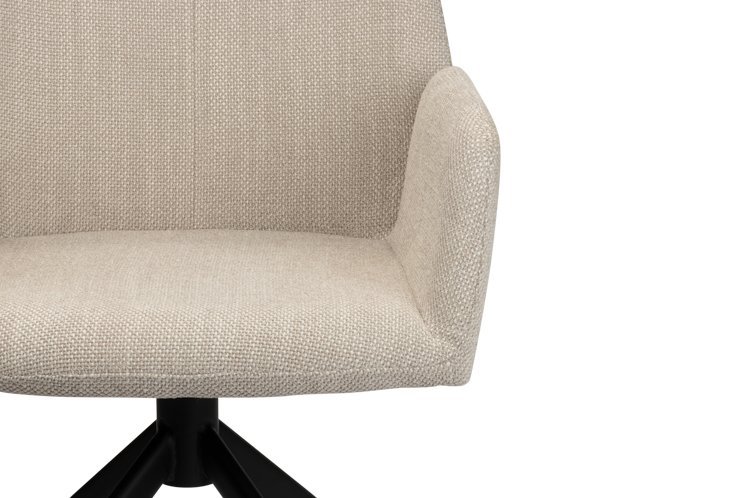 Close-up van een beige gestoffeerde stoel met een getextureerde stof. De stoel heeft een gebogen rugleuning en armleuningen en een zwarte draaibare basis. De afbeelding legt de onderrug en het zitgedeelte van de stoel vast.