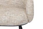 Close-up van een beige en bruine tweed-gepatroneerde gestoffeerde stoel met een ronde rugleuning en een zwart metalen frame. De stof heeft een getextureerde, geweven uitstraling.