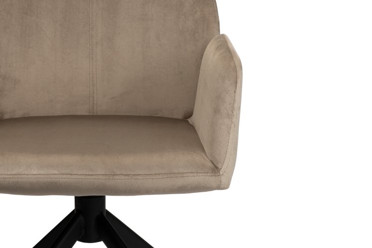 Close-up van een moderne stoel van beige stof op een zwart draaibaar onderstel, waarbij de zachte zitting en gebogen armleuningen zichtbaar zijn tegen een witte achtergrond.