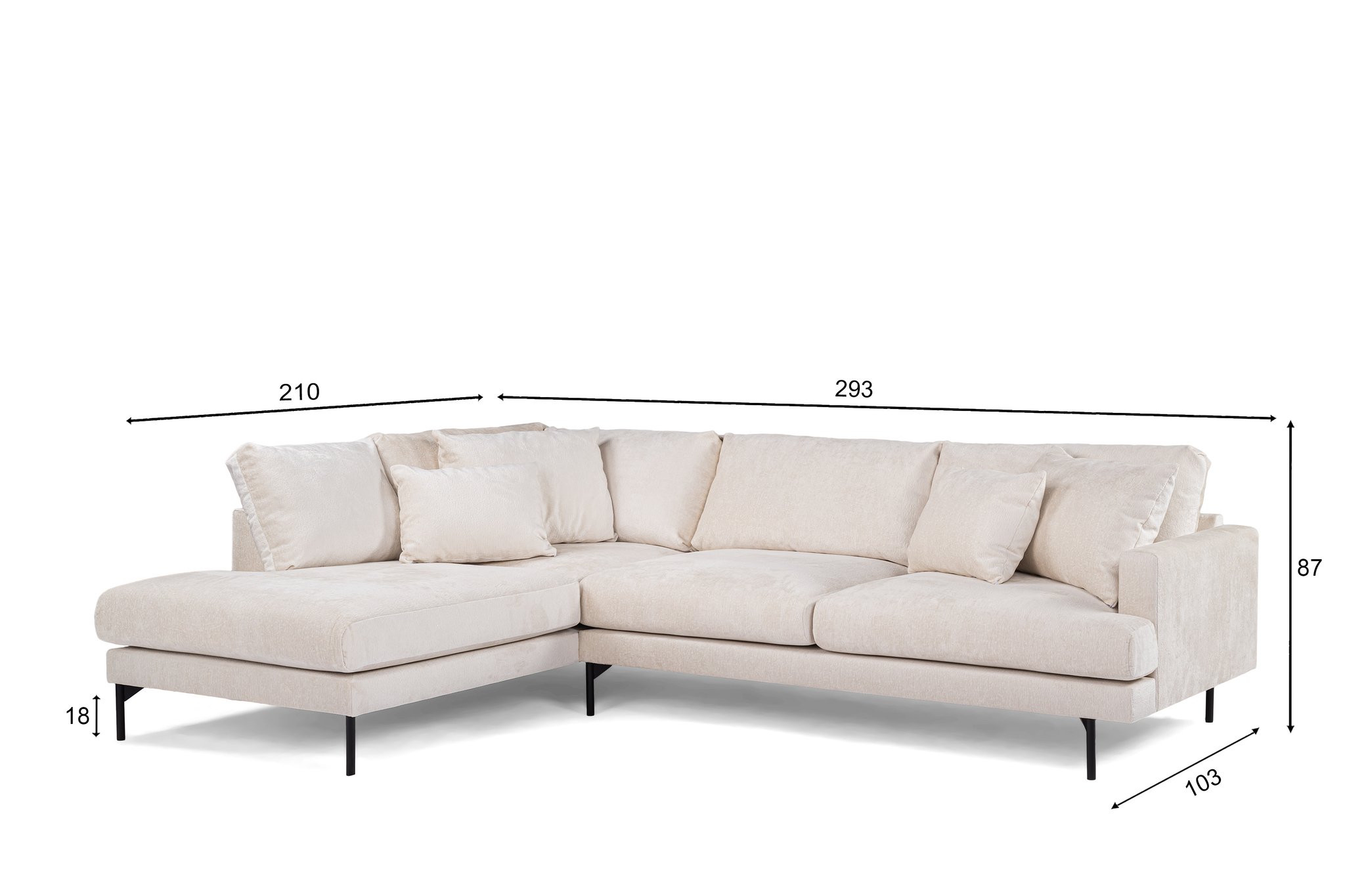 Crèmekleurige sectionele bank met zes kussens, voorzien van een chaise longue. Afmetingen zijn aangegeven: 210 cm voor de chaise longue, 293 cm voor de breedte van de bank, 87 cm voor de hoogte, 18 cm voor de poothoogte en 103 cm voor de diepte. Zwarte metalen poten.