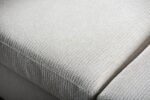 Close-up van de geweven textuur en stiksels op de 3 zits bank CL L+R in E460 beige Lord 22 stoffen bekleding.