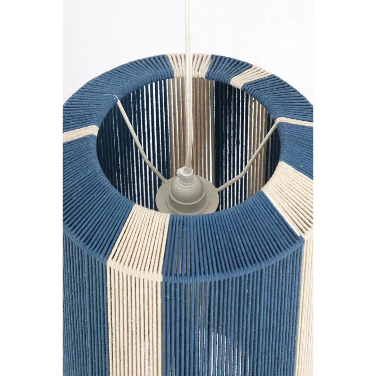 Close-up van een hanglamp met een cilindrische kap van blauwe en beige geweven vezels. De centrale gloeilamp is zichtbaar door de openingen in het geweven ontwerp en de lamp hangt aan een wit snoer.